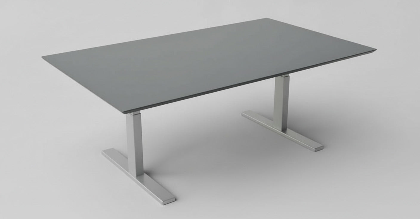 Skråt billede af Holmris hæve-sænkebord 160x90 i antracitgrå med kabelbakke og affasede kanter.